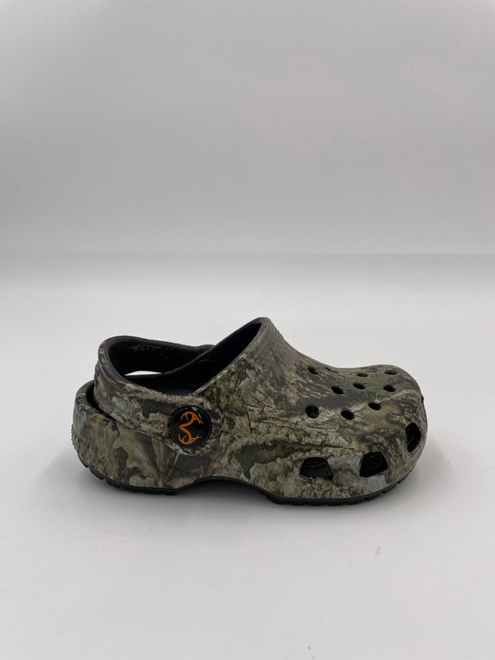 Fox fishing crocs online