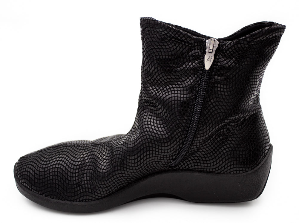 L19 in Black Creative by Arcopedico